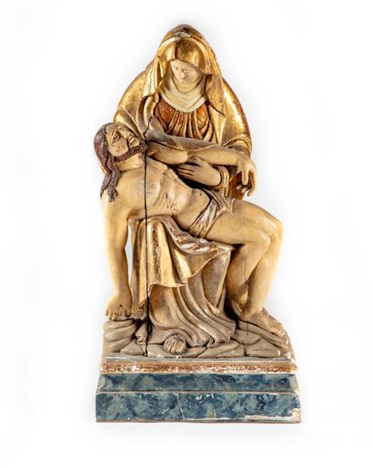 null Important groupe représentant une Piéta en bois sculpté polychromé et doré....