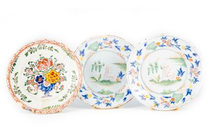 CHINE CHINA - East India Company

Three porcelain plates with polychrome decoration

D....