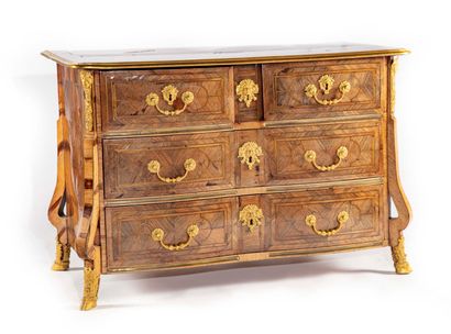 null Mazarine chest of drawers in walnut veneer and brass fillets, the front slightly...