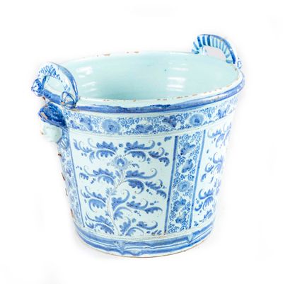 ROUEN ROUEN 18th century

Large glazed earthenware pot with blue and white decoration,...