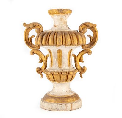 null Lacquered and gilded wood applique decoration in the shape of a Medici vase

18th...