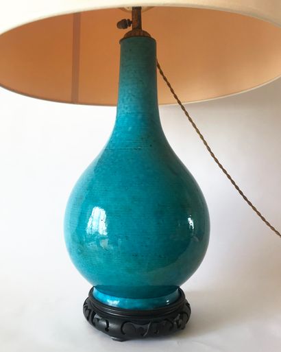CHINE CHINA

Blue glazed ceramic bottle-shaped vase

Mounted and lamp

Wooden base

H....