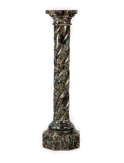 null Sellette en forme de colonne torse en marbre vert de mer.

H. : 115 cm