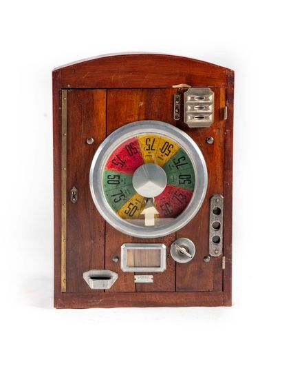  Wall-mounted slot machine with wheel "L'Inédit 
Carries a plate "L'Inédit, P. GRAVELAIS...