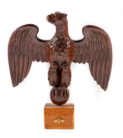 null Important sculpture of an eagle in natural wood resting on a globe

H. 87 cm...