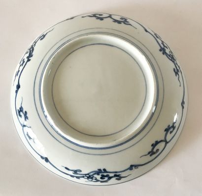 CHINE CHINE

Suite de quatre assiettes en porcelaine à décor de paysage et bordure...