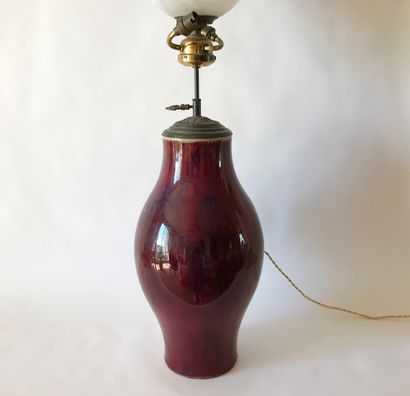 CHINE CHINA

Vase of ovoid form in oxblood ceramic. Mounted in a lamp

H. 40 cm