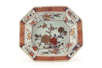 CHINE CHINA

A set of five rectangular porcelain dishes in three sizes with polychrome...