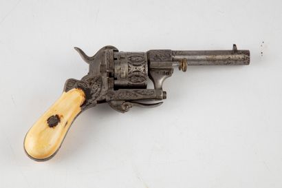 null Revolver with cylinder, bone stock

L. : 18 cm