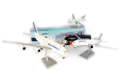 SOCATEC SOCATEC et HOGAN

Lot de 3 maquettes Air France :

- Boeing 777 300ER (37...