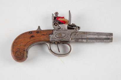 null Revolver, wooden stock, lock engraved with a medallion

L.: 16 cm