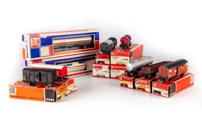 JOUEF JOUEF HO

Lot of freight cars with axles or boxes, 11 in BO and 2 without box...