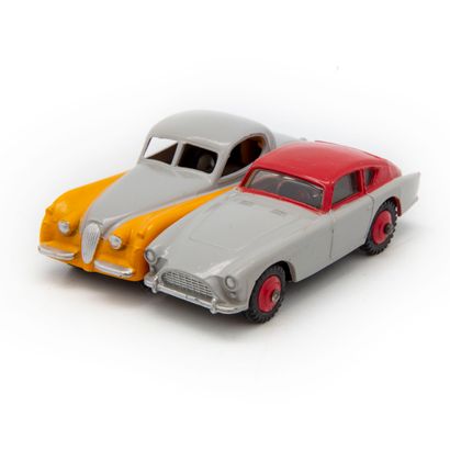 DINKY TOYS DINKY TOYS ENGLAND

Lot de deux véhicules dont une Jaguar XK120 bicolore...