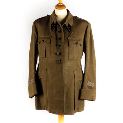 null Army uniform jacket ? captain's rank on the sleeves

Bears a label inside "Au...