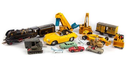 null 1 lot de jouets comprenant locomotives et wagons en tôle, engin de chantier,...