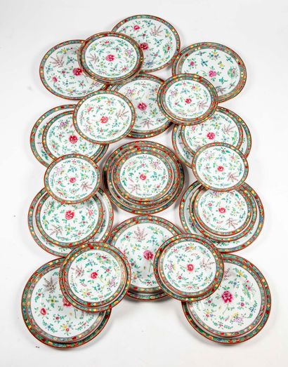 CHINE CHINA - 20th century

Porcelain plate set with polychrome enamelled decoration...