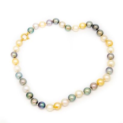 null Necklace of 38 Tahitian river pearls, gold clasp