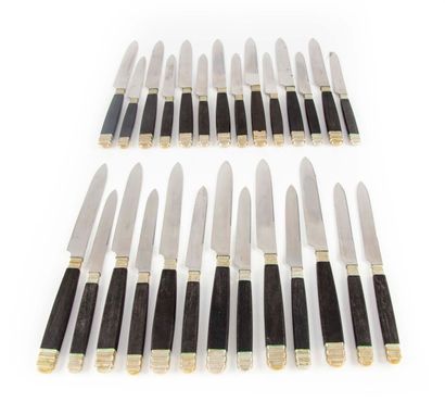 null Lot de couteaux manches en bois noirci et lame inox, comprenant 13 grands couteaux...