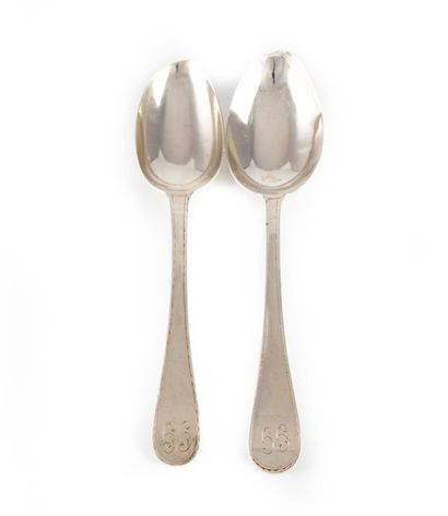 Paul REVERE Paul REVERE

Two spoons in plain silver the edge chased of a small garland....