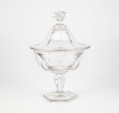 null Covered drageoir on a high foot in cut crystal. 19th century

H. 25 cm
