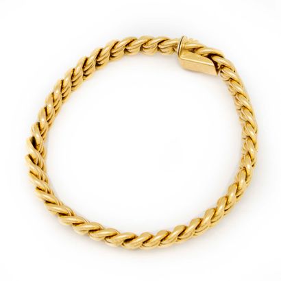 null Bracelet en or jaune à maillons souples articulés

Poids : 26,4 g.