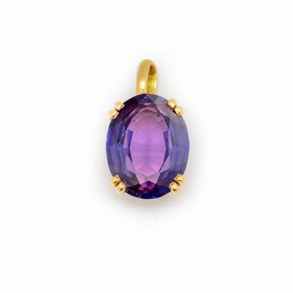 Yellow gold pendant with an amethyst 
gross...