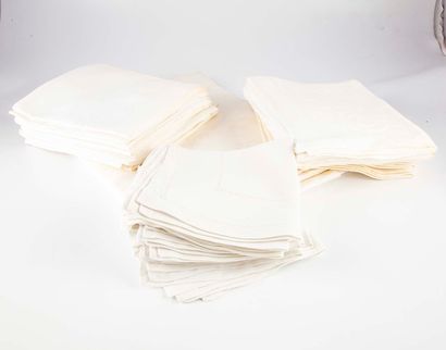 null Nappe de 12 couverts en coton damassé blanc au chiffre GD. avec 23 serviettes...