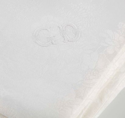 null Nappe de 12 couverts en coton damassé blanc au chiffre GD. avec 23 serviettes...