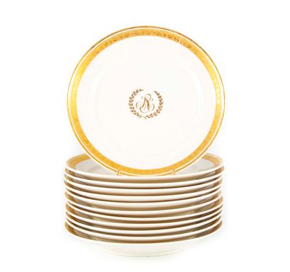 PARIS PARIS

Suite de12 assiettes en porcelaine blanche à liseret doré ciselé de...