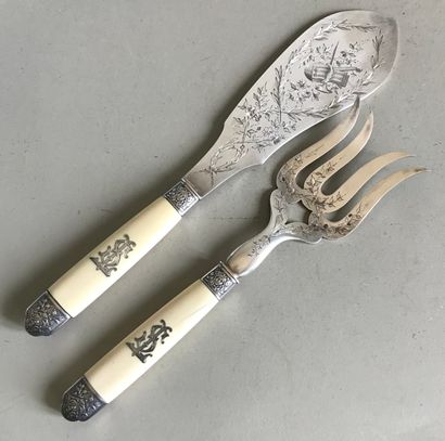 KELLER House of KELLER

Silver fish service cutlery with chased flowers. Ivory handle...