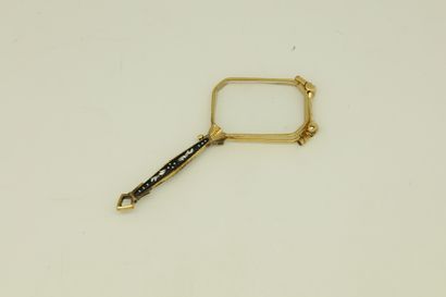 null Pair of retractable lorgnettes in gilded metal, the handle in black enamel