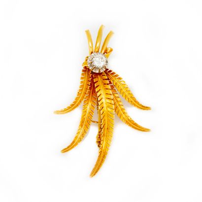 Yellow gold foliage brooch circa 1950 with...