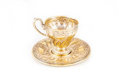 null Silver-plated cup and saucer richly chased with Rocaille motifs Late 19th century

H....