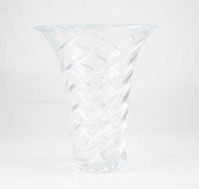 DURAND J.G. DURAND

Vase en cristal taillé de forme spirale

H. : 24,5 cm
