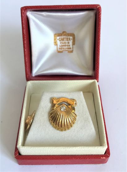 CARTIER CARTIER - Paris

SHELL buttonhole in yellow gold with a small diamond

Signed...