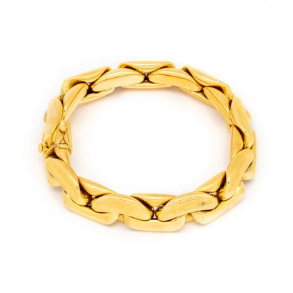 null Bracelet in yellow gold with flat articulated links

Weight : 45,6 g.