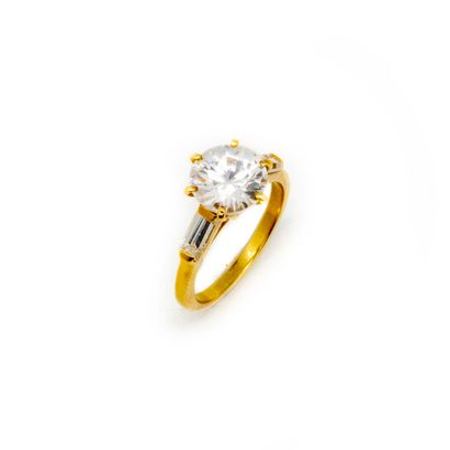 null Yellow gold ring set with a synthetic diamond (zircon)

TDD : 52
