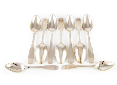 MOULTON MOULTON 

Seven large spoons and two smaller ones in plain silver. Numerated....