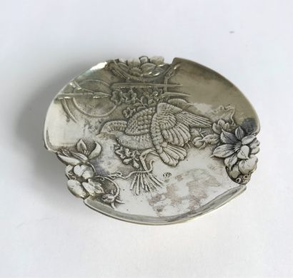 null Petite coupe en argent (800) ciselé de fleurs et oiseaux dans le style Japonisant....