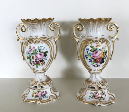 PARIS PARIS

Paire de vases en porcelaine à décor émaillé polychrome de fleurs et...