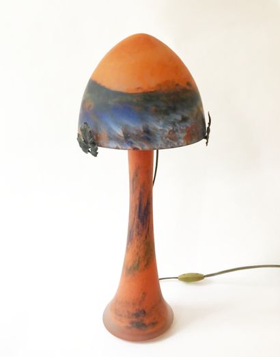 TIEF TIEF

Lampe champignon en verre marmoréen dans le goût de DAUM

Signé 

H :...