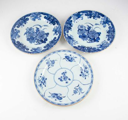 CHINE CHINE

Paire d'assiettes en porcelaine à décor de fleurs en bleu et blanc....