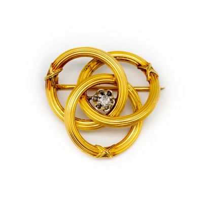 null Petite broche en or jaune formant anneaux entrelacés ponctuée d'un petit diamant

Poids...