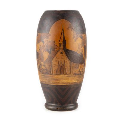 FOUILLEN Paul FOUILLEN (1899-1958), à Quimper

Vase en verre peint en camaïeu de...
