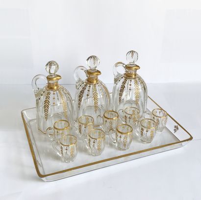 null Service à liqueur en cristal à décor doré composé de trois flacons, neuf verres...