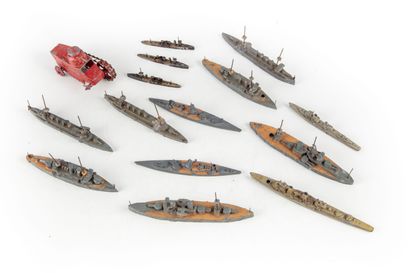 CBG CBG

Ensemble de 14 bateaux en plomb (croiseur, cuirassé, destroyer...)

En l'état

On...
