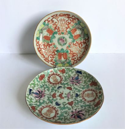CHINE CHINE 

Deux petites coupes en porcelaine à décor émaillé polychrome.

D. :...