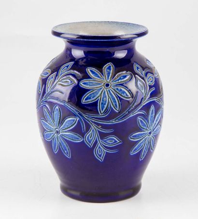null Vase en grès bleu à décor de fleurs

H. : 14 cm