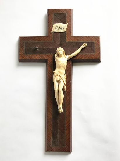 null Christ en ivoire sculpté sur une croix en bois de placage. Fin XIXe

H. : 52...