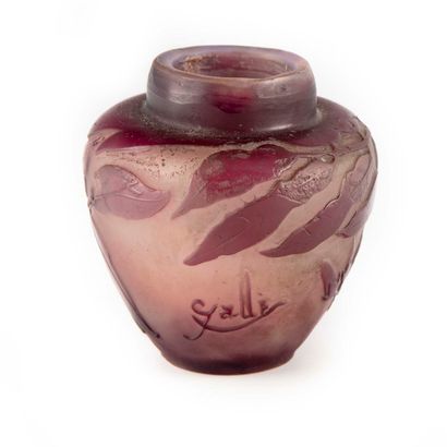 GALLE Manufacture GALLE

Petit vase en verre multicouches dégagé à l'acide

Signé...
